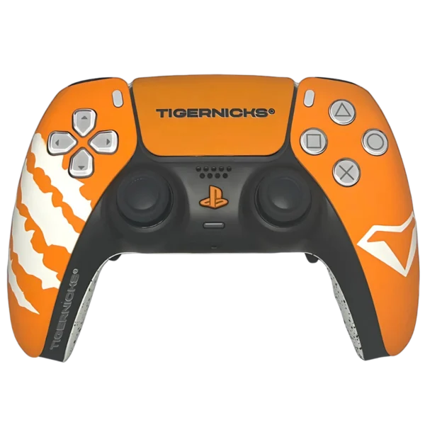 Vista frontale del controller PS5 Tiger: arancione con graffi bianchi e logo Tigernicks