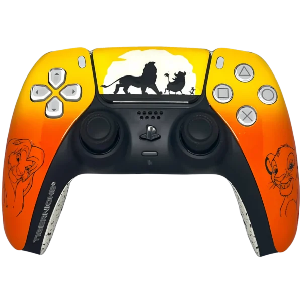 Frontal del mando PS5 Rey león: degradado amarillo y naranja con Simba y siluetas en el panel táctil