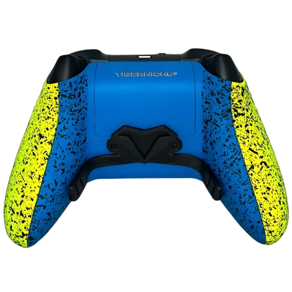 Retro del controller Xbox Radiación: centro azzurro e impugnature azzurre e gialle con effetto schizzi neri