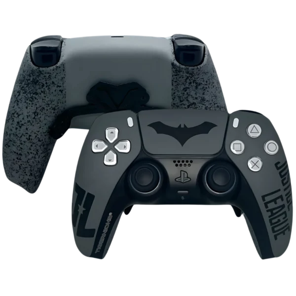 Controller PS5 Batman JL di Tigernicks: parte frontale grigia con pipistrello sul touchpad e retro con effetto schizzi e palette