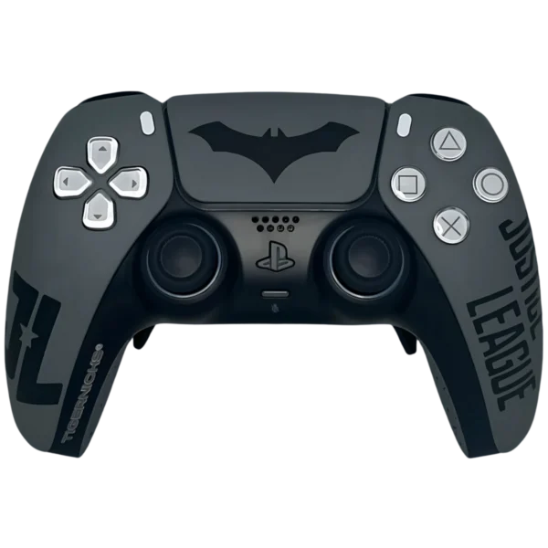 Vista frontale del controller PS5 Batman JL: grigio scuro con pipistrello nero e scritte JL e Justice League