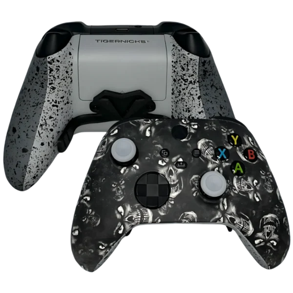 Controller Xbox Spirit di Tigernicks: fronte nero con teschi e retro grigio chiaro con palette