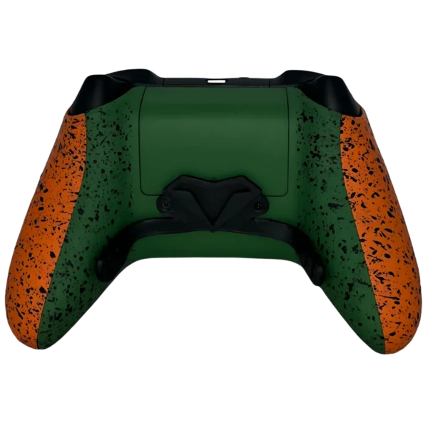 Trasera del mando Xbox Warzone: centro verde y agarres naranja con salpicado negro y paletas