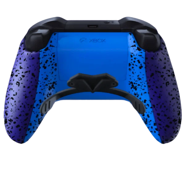 Retro del controller Xbox Spider-Man: blu e viola con effetto schizzi neri e palette posteriori