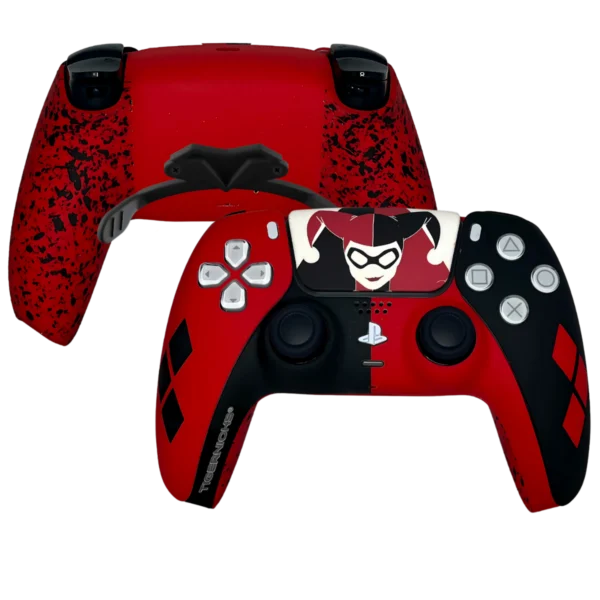 Mando PS5 Harley Quinn de Tigernicks: frontal rojo y negro con rombos y trasera roja salpicada con paletas