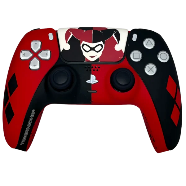 Frontal del mando PS5 Harley Quinn: mitad rojo y mitad negro con su cara en el panel táctil