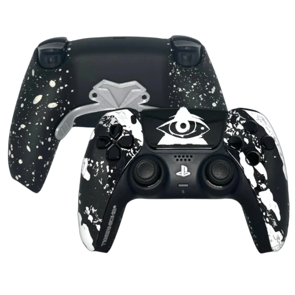 Controller PS5 Illuminati di Tigernicks: frontale nero con schizzi bianchi, occhio nel triangolo e retro con palette