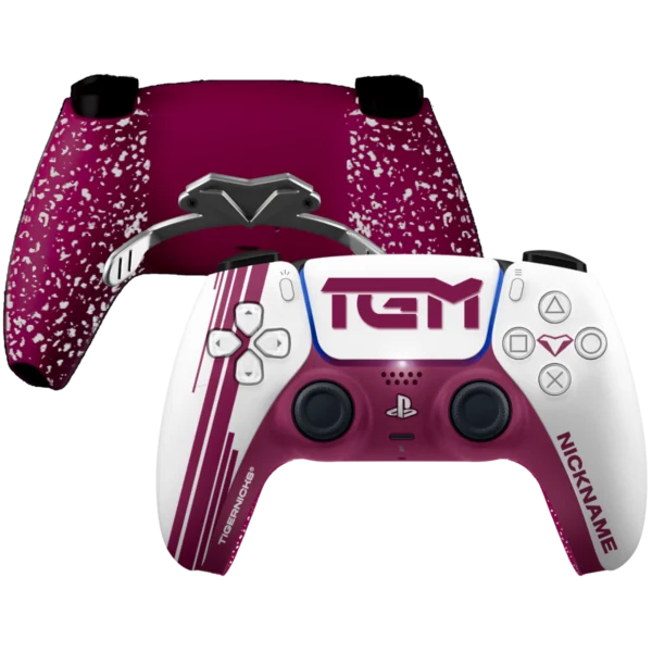 Controller PS5 TGM di Tigernicks: parte frontale bianca e granata con il logo TGM e retro granata con palette