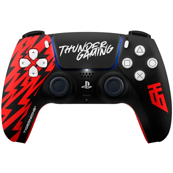Frontal del mando PS5 THUNDER GAMING 2025: rayos rojos, emblema TG y nombre en el panel táctil