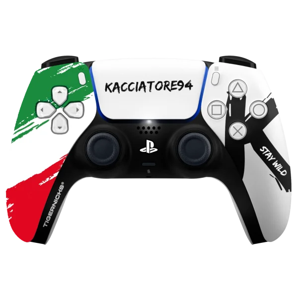 Frontal del mando PS5 KACCIATORE94: nombre en el panel táctil, K negra y frase Stay Wild