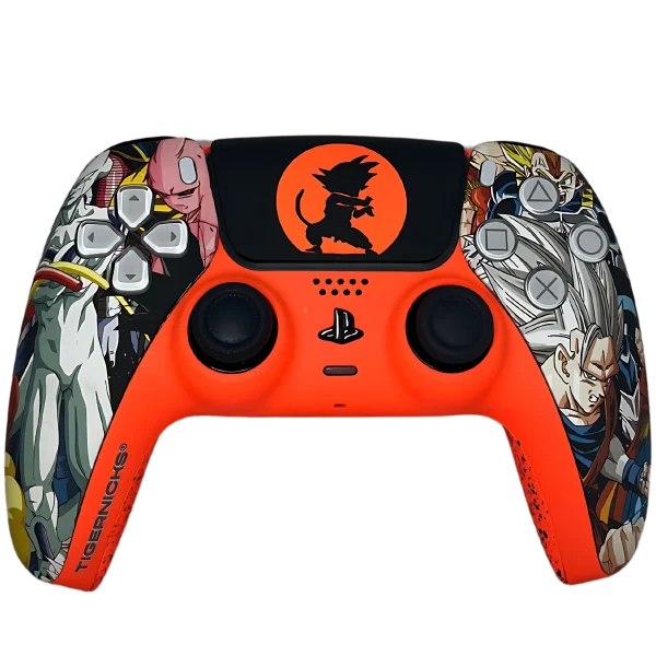 Fronte del controller PS5 Dragon Ball: personaggi sulle impugnature, centro arancione e Goku sul touchpad