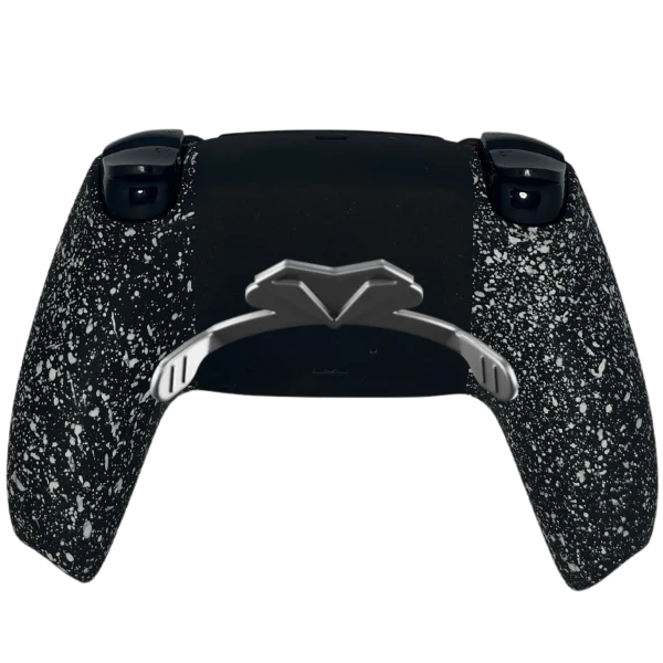 Trasera del mando PS5 Furia Nocturna: negra con salpicado blanco y paletas traseras plateadas