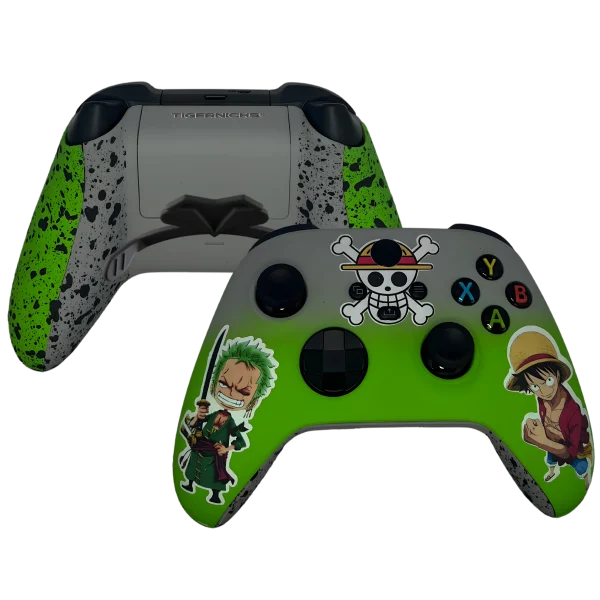 Controller Xbox One Piece di Tigernicks: fronte verde con Zoro e Rufy e retro maculato con palette